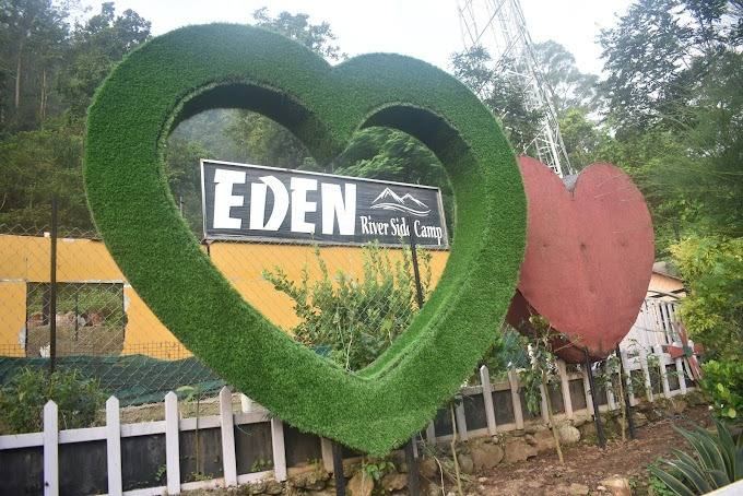 Heart-shaped topiary at the Eden entrance